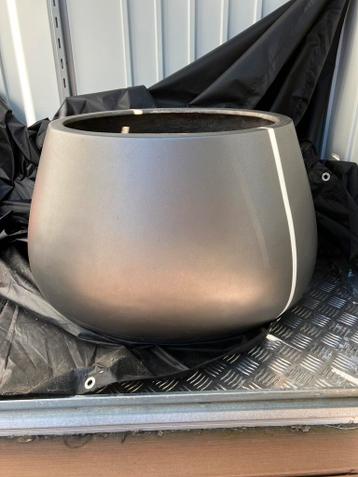 Gratis - zilverkleurige Plantenpot, kunststof (incl aarde)