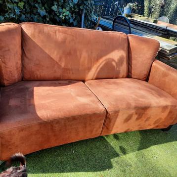 Deze fijne Bruine Suède Stoffen Bank is Gratis...