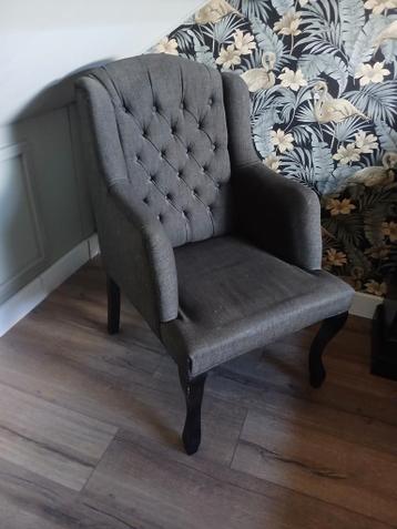 Stijlvolle grijze eetkamerstoel met knoopdetails