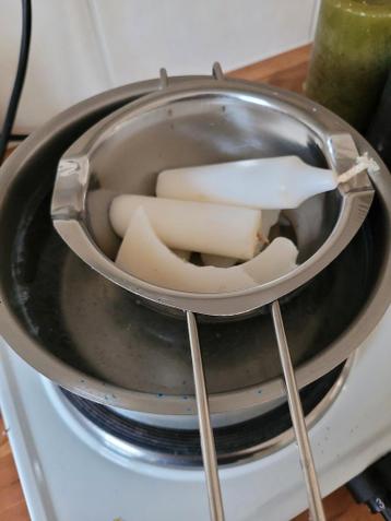 Gezocht restanten kaarsvet of oude kaarsen.