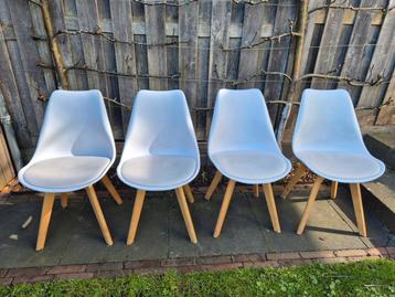 Vier witte eetstoelen