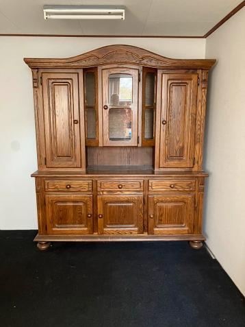 Massieve eikenhouten kast met vitrine en lades