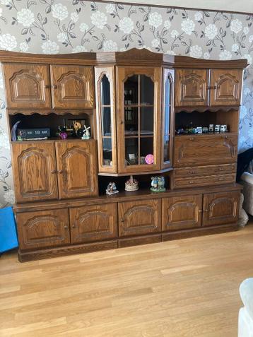 Grote eikenhouten wandkast met vitrine en opbergruimte