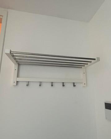 Witte wandkapstok met schoenenrek