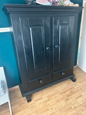 Stevige zwarte houte kast