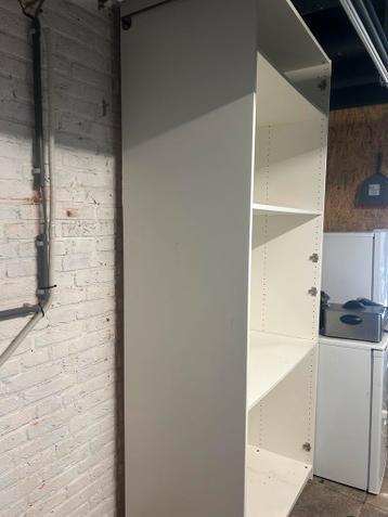 Witte ikea PAX kledingkast met planken en deuren. Gratis