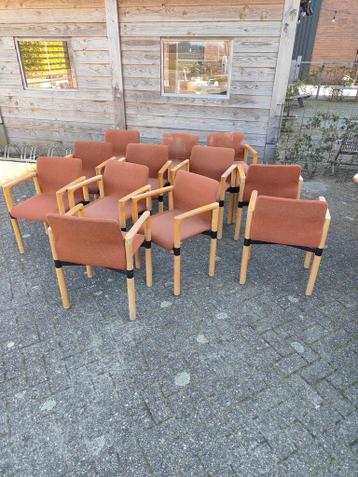 Set van 12 stoelen met oranje stoffen bekleding en houten fr