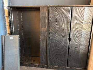 Archiefkasten zwart, met planken, gratis af te halen