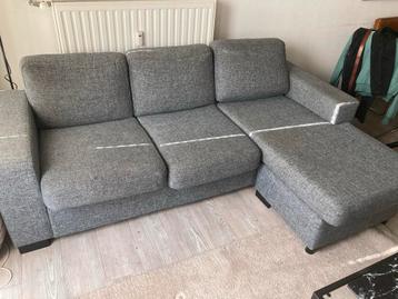 Grijze hoekbank met chaise longue en lichte beschadigingen