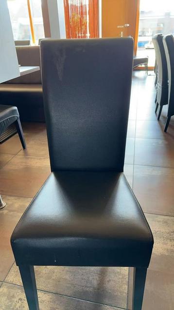 GRATIS:  102 stuks restaurantstoelen en banken