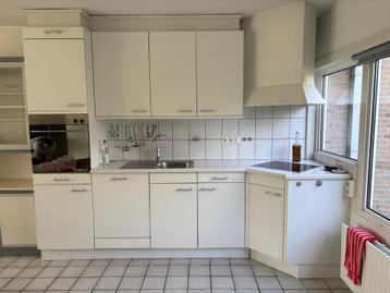 Witte basic keuken met o.a. vaatwasser, kookplaat en oven