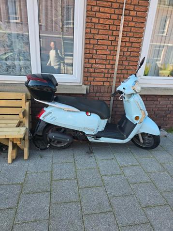 Lichtblauwe scooter met topkoffer - Ideaal voor stadsritten