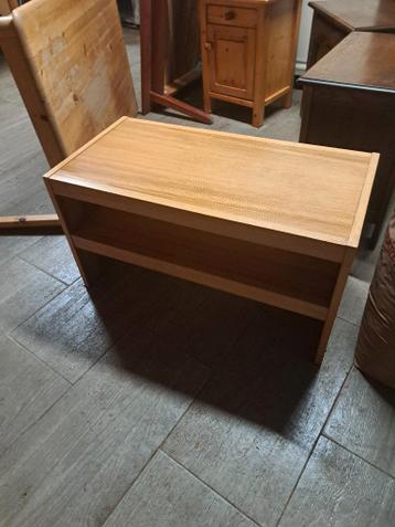 leuke bijzettafel te koop. gratis op te halen.