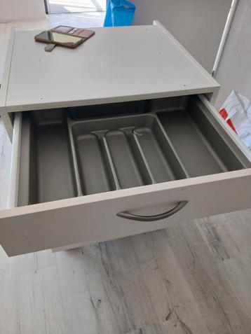 Gratis keukenkastje met lade in Oegstgeest