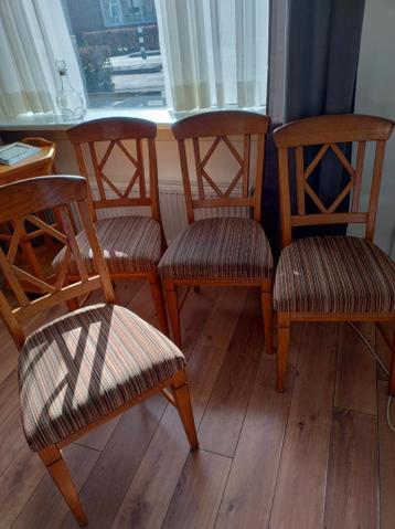 Vier gebruikte eethoek stoelen gratis