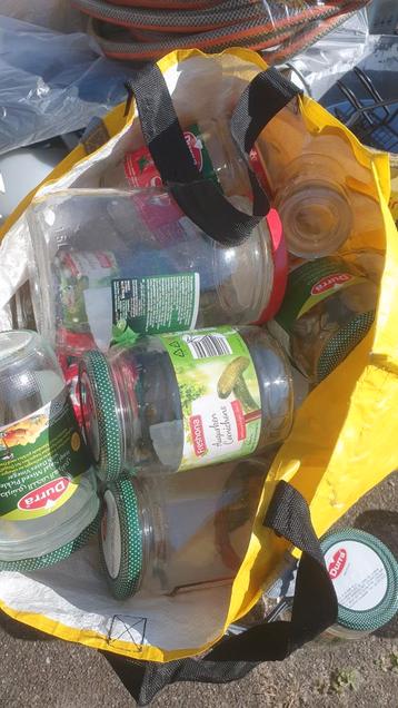 Diverse glazen potten voor bewaren of knutselen