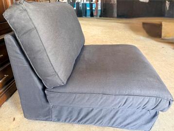 Zwarte stoffen zetel met losse kussens