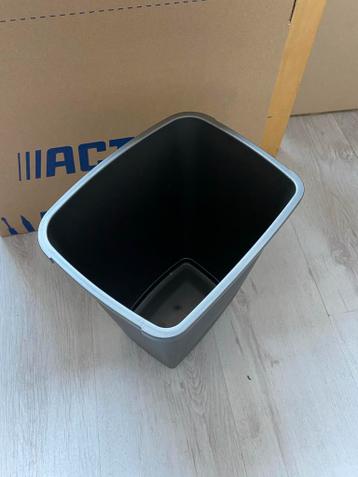 Kleine prullenbak met zwenkdeksel - Grijs