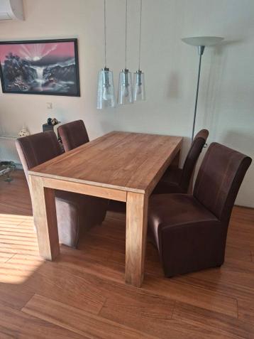 Eettafel met vier stoelen.