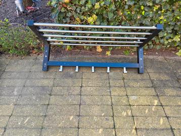 Hangende kapstok met rek en 5 haken