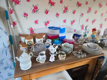 Diverse keukenbenodigdheden: servies, potjes, schalen