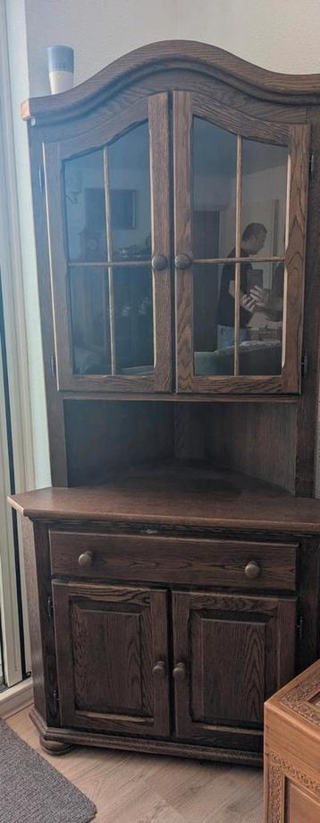 Elegante houten hoekkast met glazen deuren