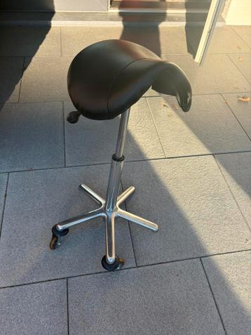 Gratis af te halen oud ijzer . Oude kapperskruk