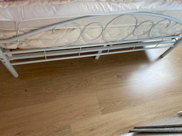 Gratis ijzeren bed 140x200 cm met verstelbare lattenbodem
