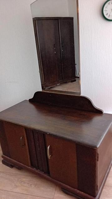 Vintage kaptafel met spiegel en bijpassende hangkast