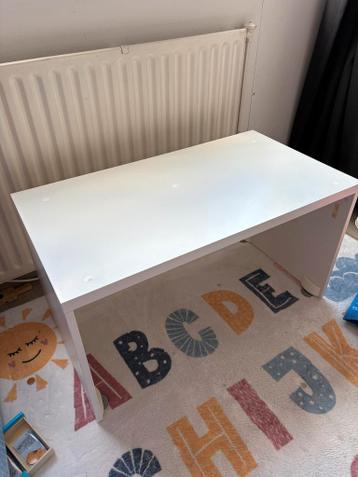 Gratis- IKEA bureautje, gebruikt maar in goede staat