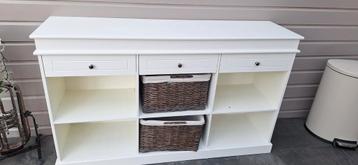 Wit dressoir met lades en opbergvakken