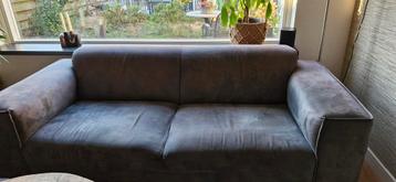 2 donkergrijze 2,5-zits banken - gratis af te halen