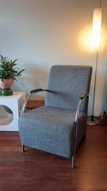 Gratis gestoffeerde fauteuil grijs.615