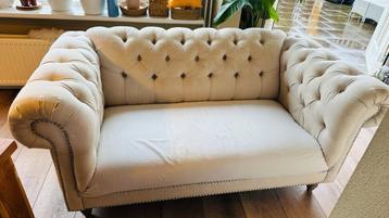Witte 2-zits Chesterfield-bank 160x90. Niet zwaar. Gratis.