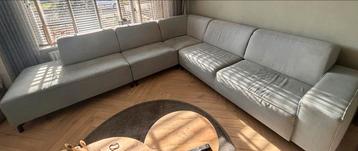 Grote hoekbank lichtblauw/grijs - 3.00 x 3.20 cm met vlekbes