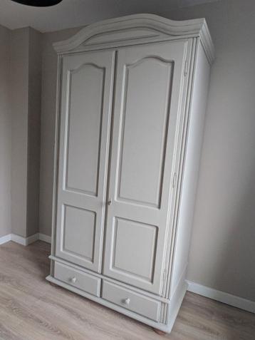 Mooie klassieke kledingkast met lades en hangruimte