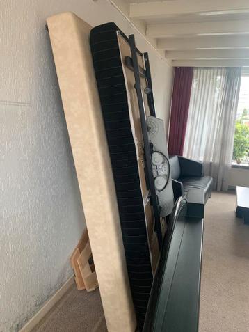 2 boxsprings, 1 electrisch verstelbaar met achterwand