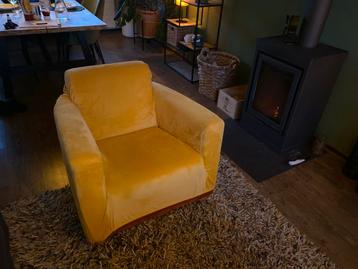 Confortabelestoel met gele bekleding - Ziet er nog prima uit