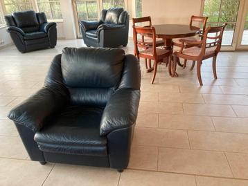 Diverse meubels, zoals fauteuils, kastje, bureau met  kastje