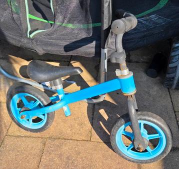 Blauwe loopfiets voor kinderen