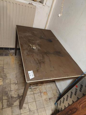 Stevige Tafel let op beschadigd blad