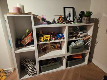 Gratis kast met opbergvakken (zonder inhoud)