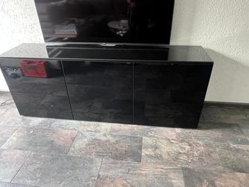 Moderne zwarte kast met glanzende afwerking