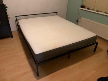 GRATIS Metalen bed frame en/of matras