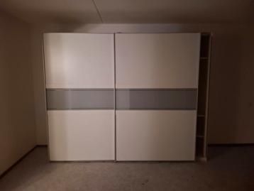 Ruime kledingkast met schuifdeuren en veel opbergruimte