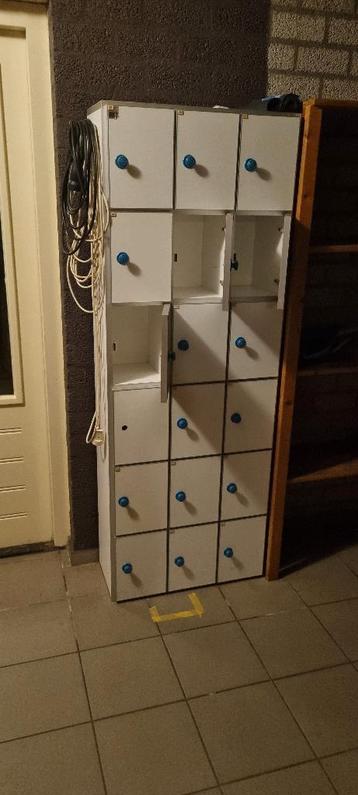 GRATIS lockerkast / schoenenkast (18 vakken)
