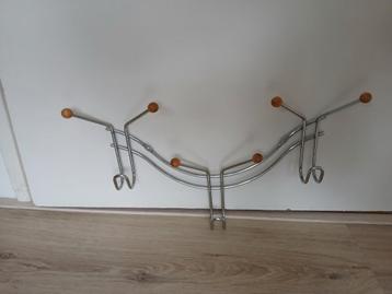 Wandkapstok van metaal met houten knoppen
