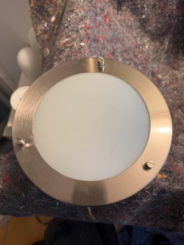 GRATIS: 2 badkamer plafondlampen. RVS.