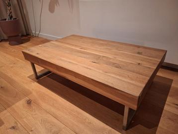 Eikenfineer salontafel met metalen onderstel