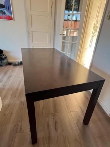 Donkerbruine rechthoekige eettafel